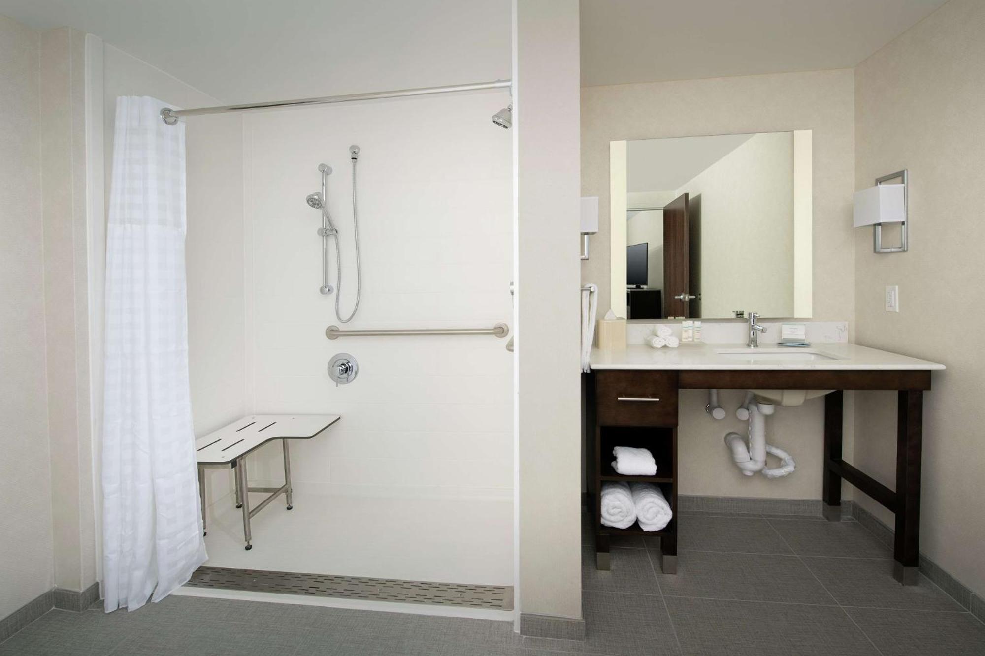 King Suite Roll Shower Mobility Hearing Access or Non-Smoking